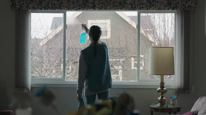 Netflixs Maid Trailer Shows Margaret Qualley Longing For Luxury 