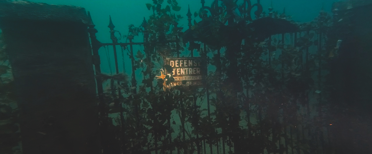 the-deep-house-images-dive-into-an-underwater-haunted-house